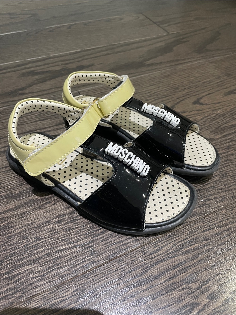 29EUR Moschino Black Patent Sandals with Pale Yellow Straps